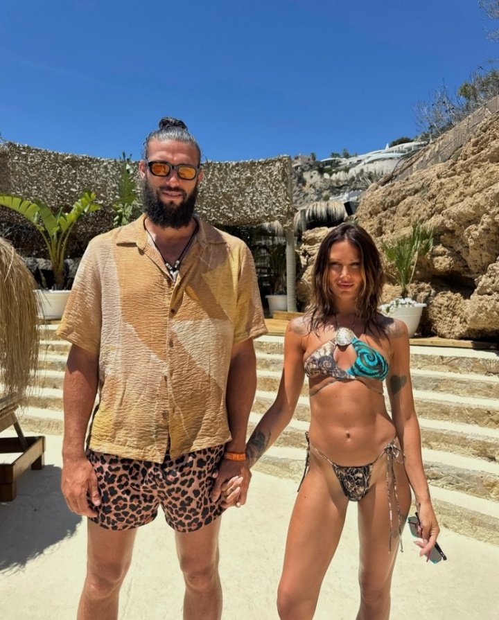 开云平台入口-周中分手传闻迅速反转 卡罗尔澄清与女友短暂争执现已重归于好