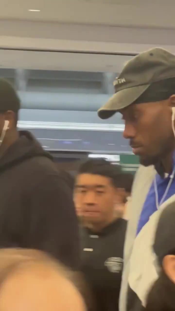 开云app-结束中国行！莱昂纳德现身机场 将飞回美国与快船队会合