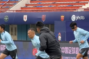 开云平台入口-申花今天赛前踩场训练，中卫朱辰杰戴面具参加