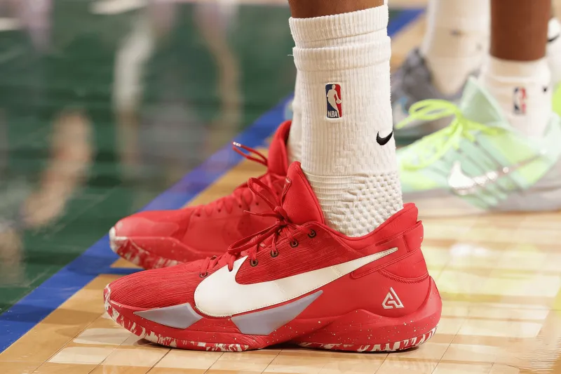 开云平台入口-阿德托昆博穿着红色Freak2，得到25分8篮板5助攻1抢断