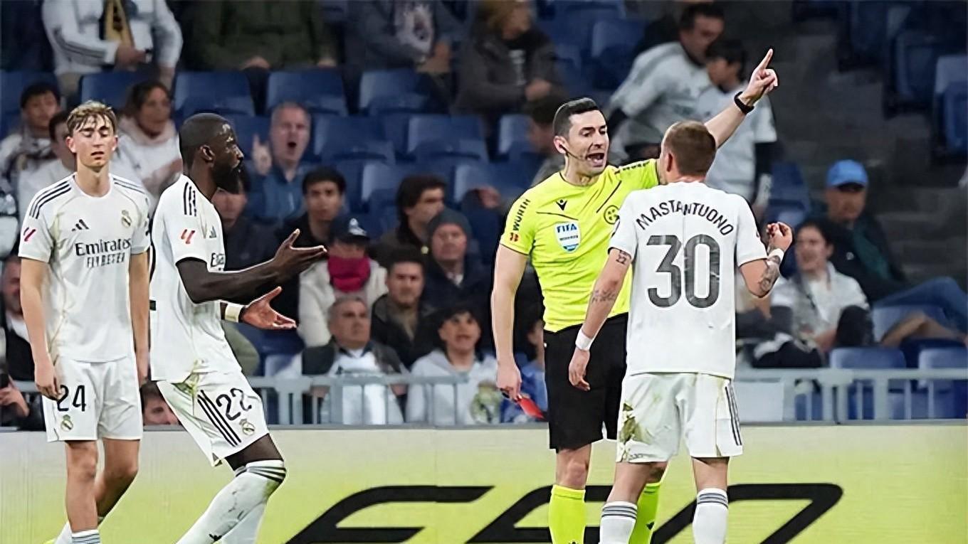 开云APP下载-皇马失利后陷入新危机，球迷高呼“弗洛伦蒂诺下课”