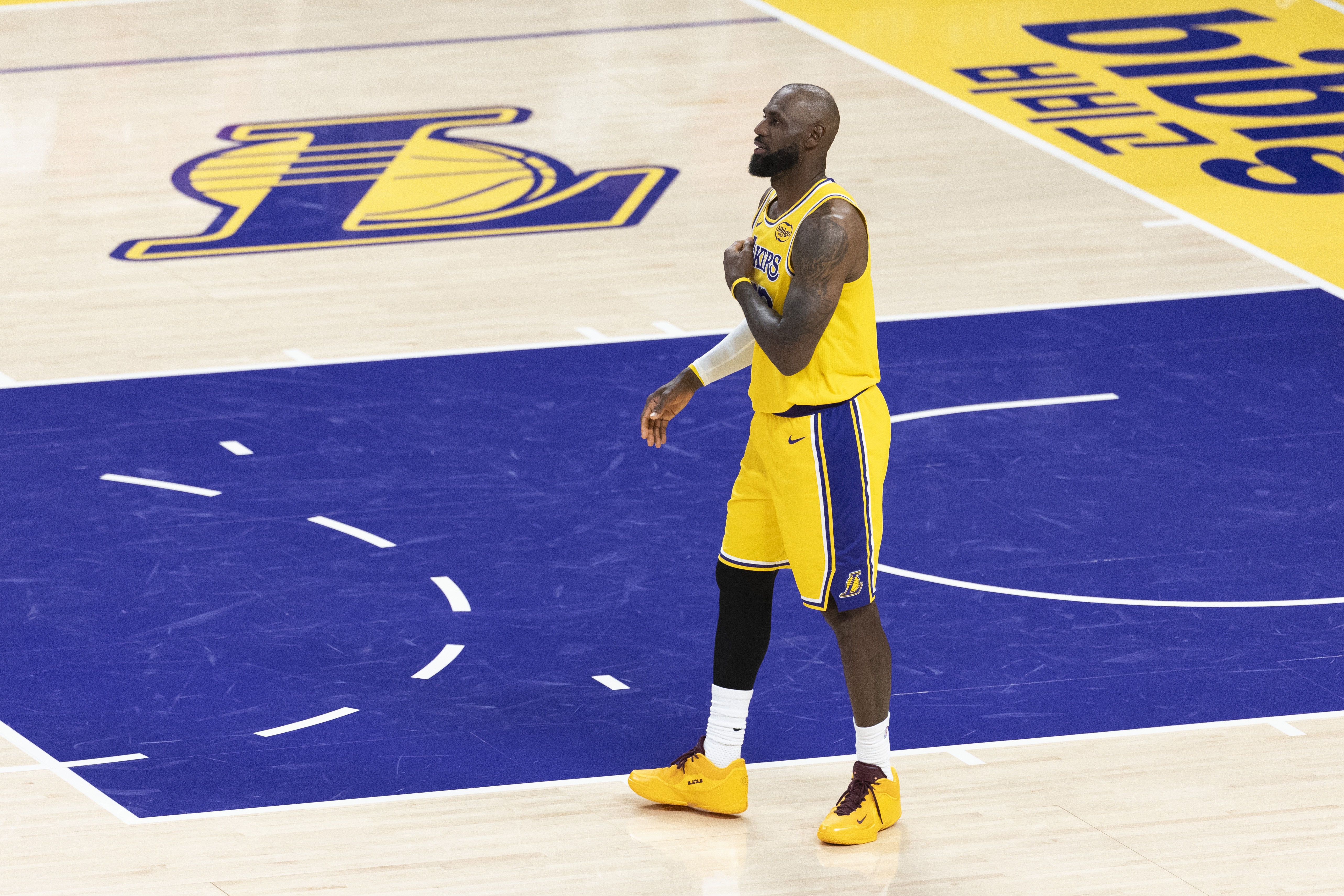 开云平台入口-Shams：詹姆斯本人&amp;联盟感觉他会再打一年 湖人表现影响他的未来