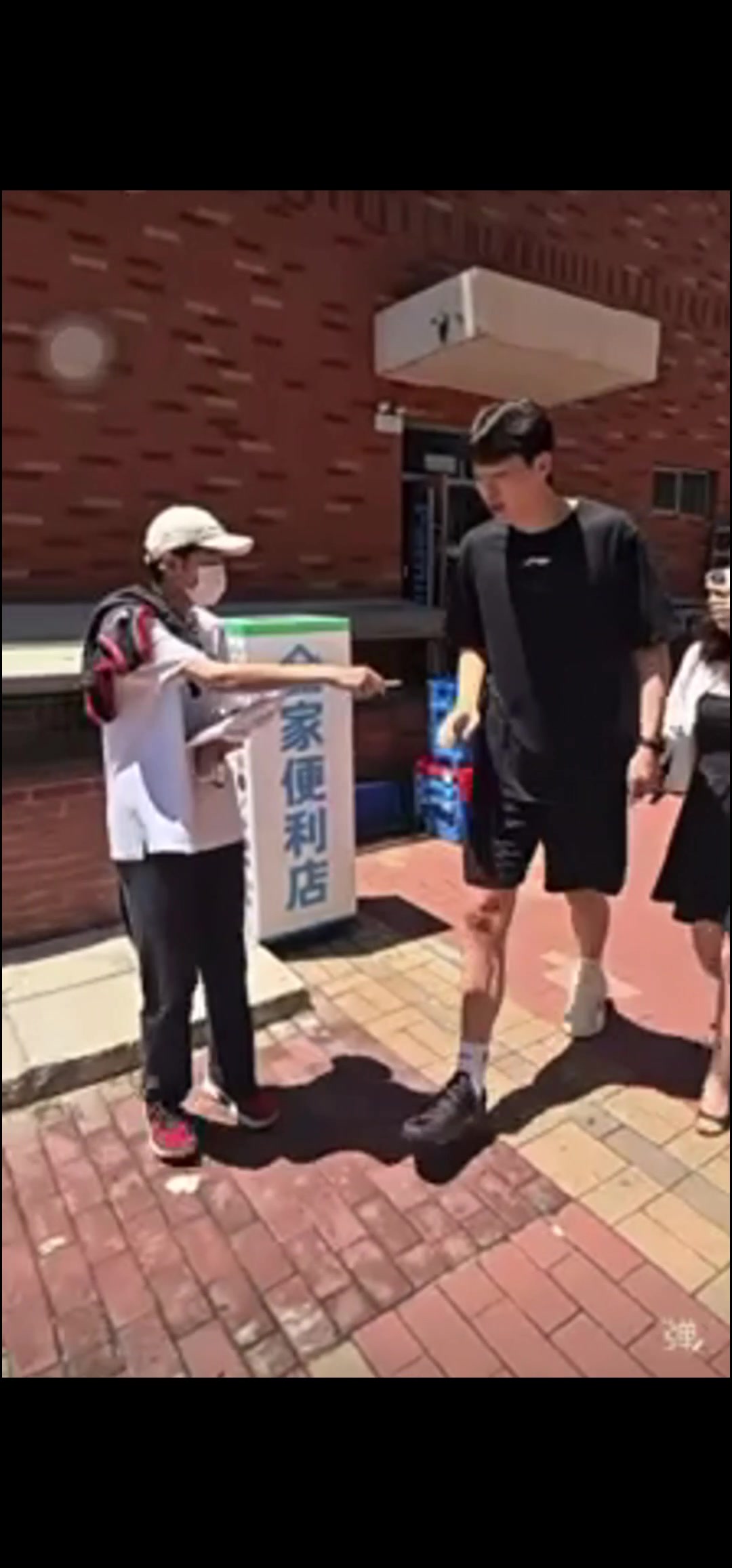 开云APP下载-向杨瀚森索要签名合影未果 球迷：我们也没吃饭的 你给签个不行吗